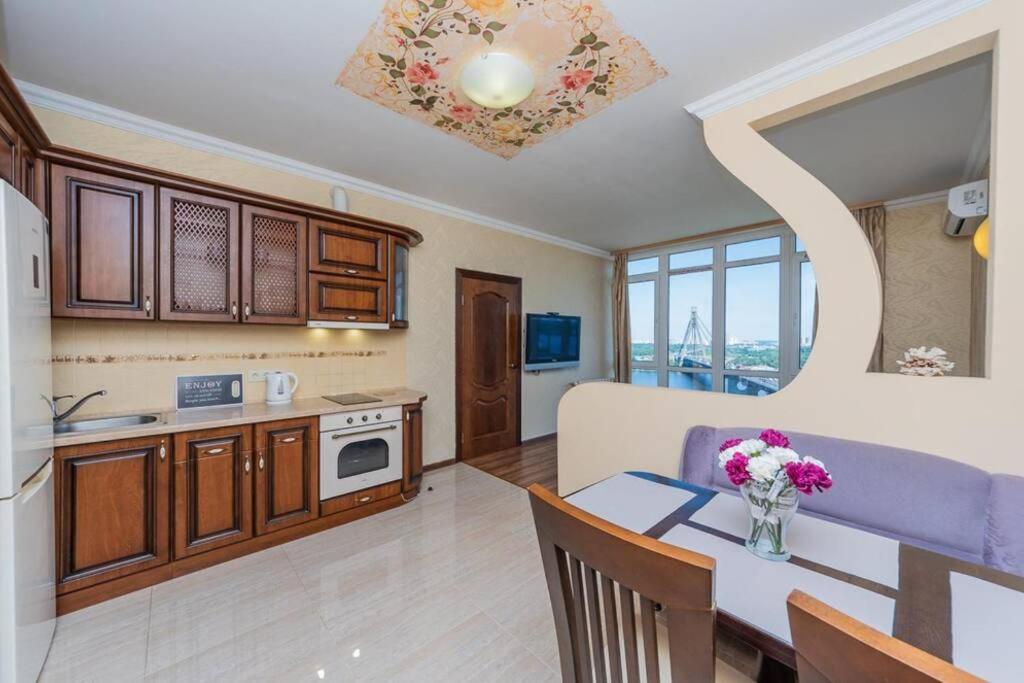 קייב Apartments With Crazy Panoramic View Of The Dniepr מראה חיצוני תמונה